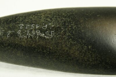 une pierre noire presque ovale, complétement lissée - Agrandir l'image 5 sur 9, fenêtre modale