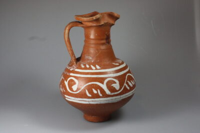 une cruche de couleur marron avec des dessins blancs de feuillages dessus - Agrandir l'image 4 sur 9, fenêtre modale