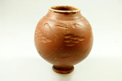 un pot en terre cuite rond avec des motifs dessus - Agrandir l'image 9 sur 9, fenêtre modale