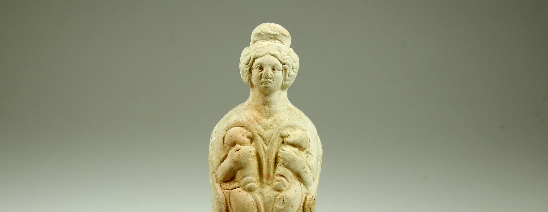 Statuette de déesse-mère en terre cuite blanche moulée