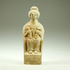 Statuette de déesse-mère en terre cuite blanche moulée