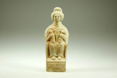 Statuette de déesse-mère en terre cuite blanche moulée