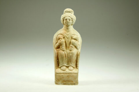 Statuette de déesse-mère en terre cuite blanche moulée