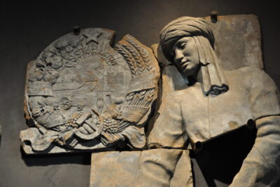 une statue représentée à côté d'un médaillon - Agrandir l'image 1 sur 3, fenêtre modale