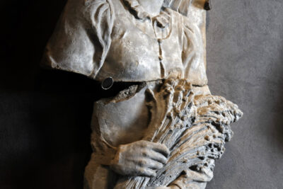 une femme sous forme de statue tenant dans ses mains une gerbe de lin - Agrandir l'image 3 sur 3, fenêtre modale